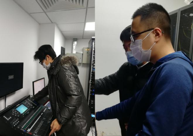 李銀騔（左）、師云（右）在工作中。