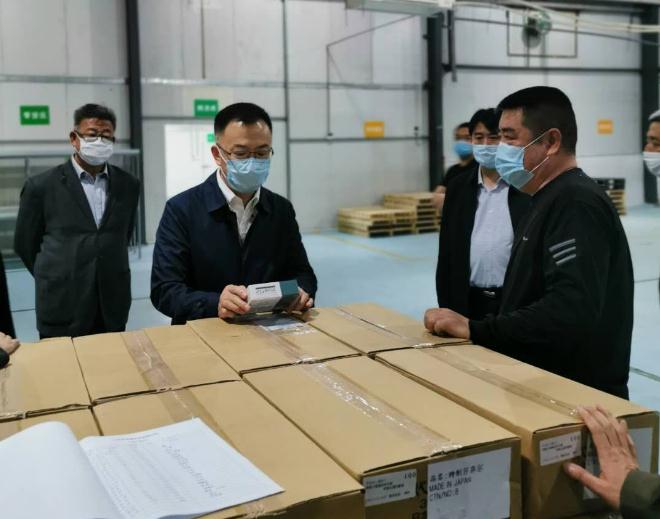 山西省藥品監(jiān)督管理局黨組書記、局長(zhǎng)贠亞明（左二）在藥品經(jīng)營(yíng)單位調(diào)研藥品倉(cāng)儲(chǔ)以及藥品安全管理情況