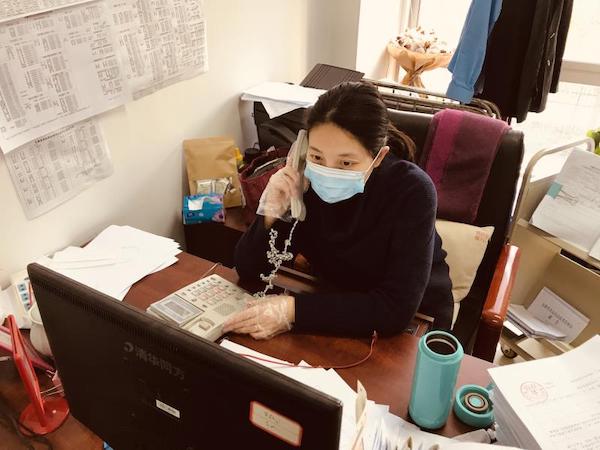 圖為袁媛在省政務服務中心窗口工作照片