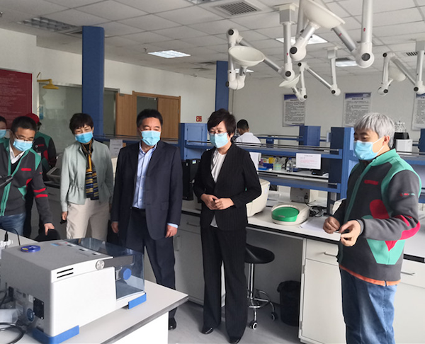 圖為吉林省藥監(jiān)局黨組書記、局長劉寶芳一行調(diào)研企業(yè)新型冠狀病毒體外診斷產(chǎn)品研發(fā)生產(chǎn)情況。