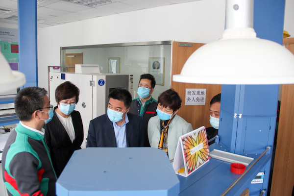 圖為吉林省藥監(jiān)局黨組書記、局長劉寶芳一行調(diào)研企業(yè)新型冠狀病毒體外診斷產(chǎn)品研發(fā)生產(chǎn)情況。