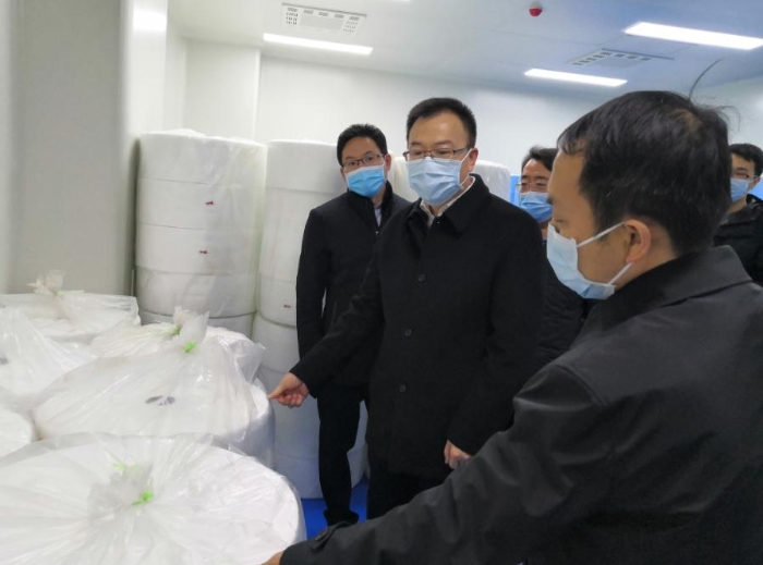 山西省藥監(jiān)局黨組書記、局長贠亞明（左二）帶隊指導幫扶企業(yè)