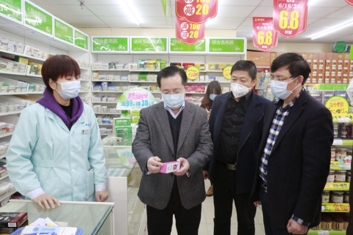 柳州市市場監(jiān)督管理局黨組書記、局長蔣為民帶隊到藥店檢查疫情物資保障情況