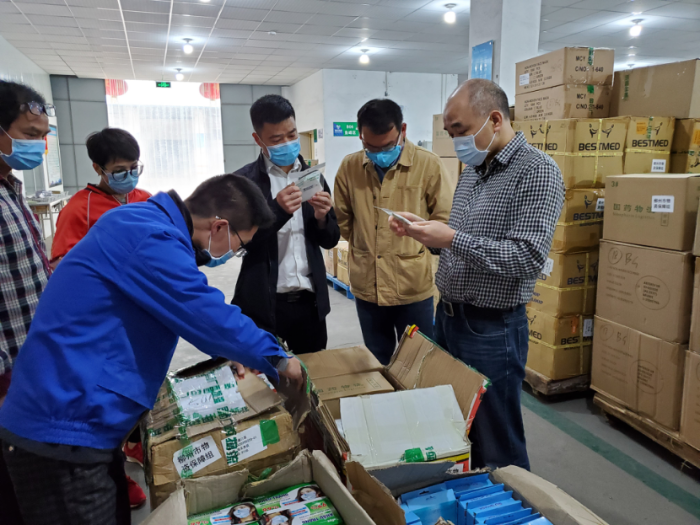 柳州市市場監(jiān)督管理局聯(lián)合市工信局對捐贈物資進(jìn)行現(xiàn)場檢查，確保捐贈物資質(zhì)量安全
