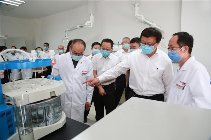 內蒙古自治區(qū)副主席歐陽曉暉在自治區(qū)藥品檢驗研究院化學藥品檢驗室向工作人員了解儀器設備情況。本報記者楊燕攝