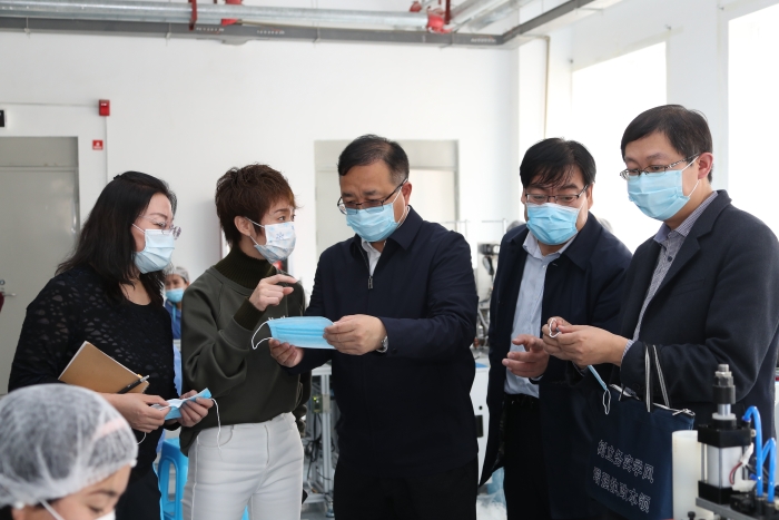 劉洪彬帶隊(duì)檢查調(diào)研醫(yī)療器械生產(chǎn)企業(yè)。（馬少賓攝）