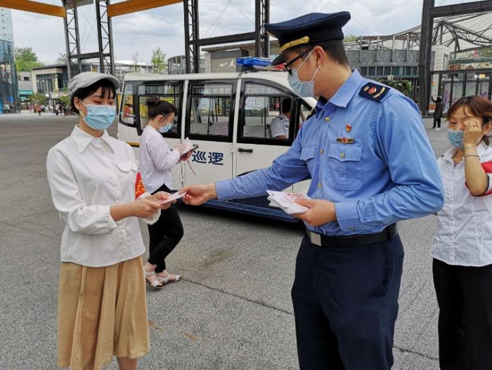 圖為海淀區(qū)市場(chǎng)監(jiān)管局在商業(yè)繁華地區(qū)、社區(qū)等，為化妝品科普宣傳“布局”造勢(shì)。