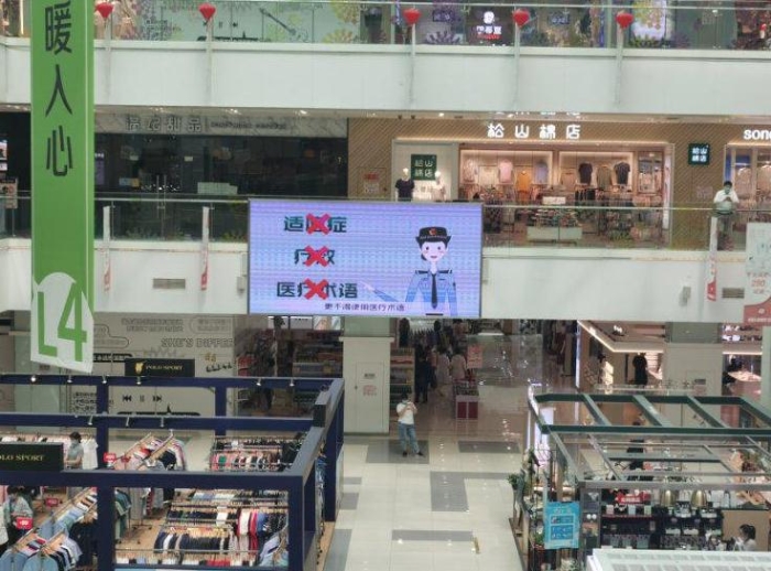 圖為海淀區(qū)市場(chǎng)監(jiān)管局在商業(yè)繁華地區(qū)、社區(qū)等，為化妝品科普宣傳“布局”造勢(shì)。