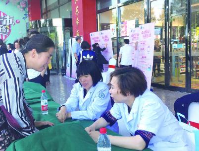 圖為天津市藥監(jiān)局組織專業(yè)人員向群眾講解安全用妝知識(shí)。天津市藥監(jiān)局供圖