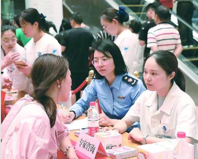 圖為浙江省藥監(jiān)局聯(lián)合醫(yī)療機(jī)構(gòu)向群眾提供安全用妝咨詢。浙江省藥監(jiān)局供圖