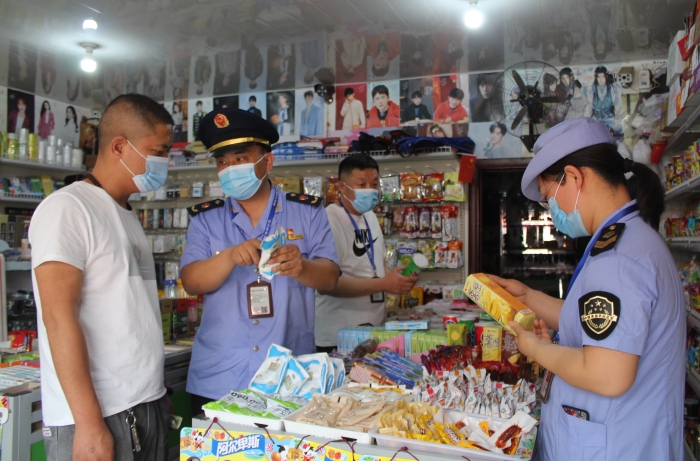 執(zhí)法人員在一學校周邊的食雜店進行執(zhí)法檢查