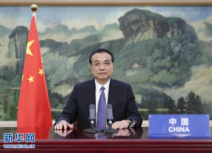 6月4日晚，國(guó)務(wù)院總理李克強(qiáng)在全球疫苗峰會(huì)視頻會(huì)議上發(fā)表致辭。 新華社記者 丁海濤 攝