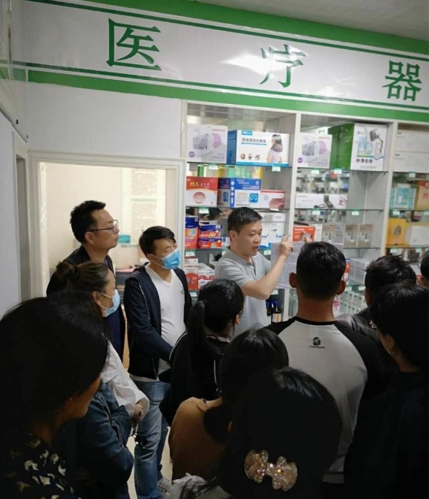 圖為黃南班學(xué)員在現(xiàn)場實(shí)訓(xùn)   青海省藥監(jiān)局供圖