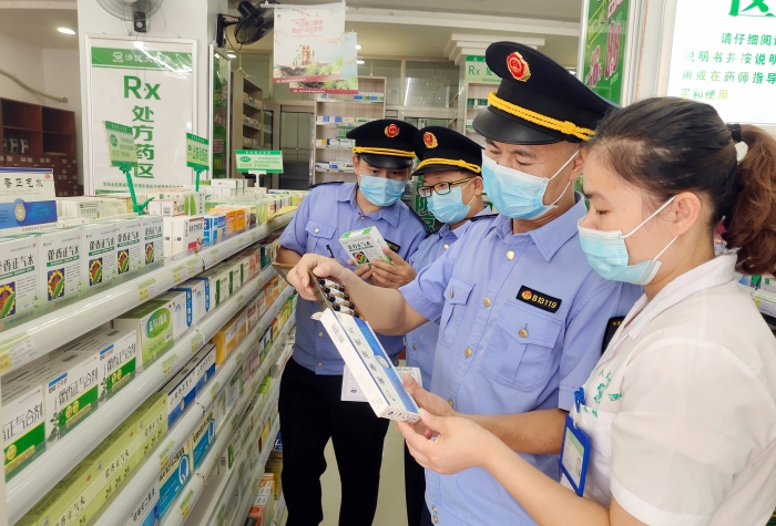 江西于都檢查農(nóng)村藥品經(jīng)營(yíng)市場(chǎng) (2)