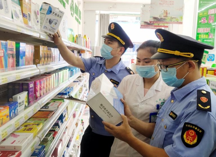 圖為該局執(zhí)法人員正在一鄉(xiāng)鎮(zhèn)藥店內(nèi)檢查電子血壓計(jì)。