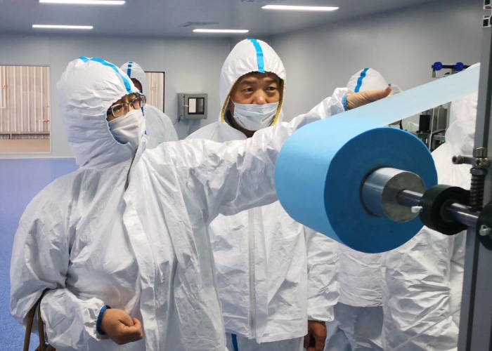 圖為吉林檢查分局監(jiān)管人員檢查口罩熔噴布質(zhì)量安全。吉林省