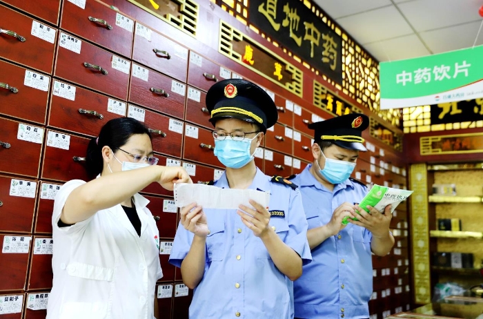 圖為6月16日該局執(zhí)法人員在一家零售藥店檢查中藥飲片質量。
