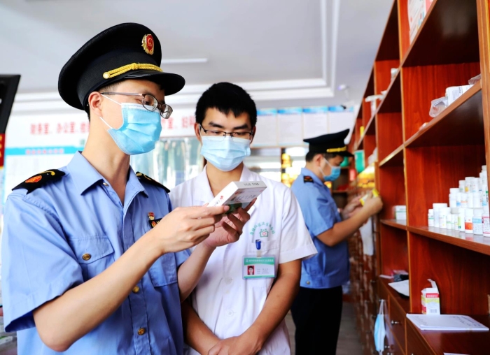 圖為6月16日該局執(zhí)法人員在一家社區(qū)衛(wèi)生服務中心檢查藥品質量。