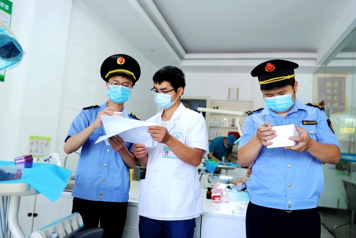 圖為6月17日該局執(zhí)法人員正對(duì)在城南一家口腔診所的藥械進(jìn)行檢查。