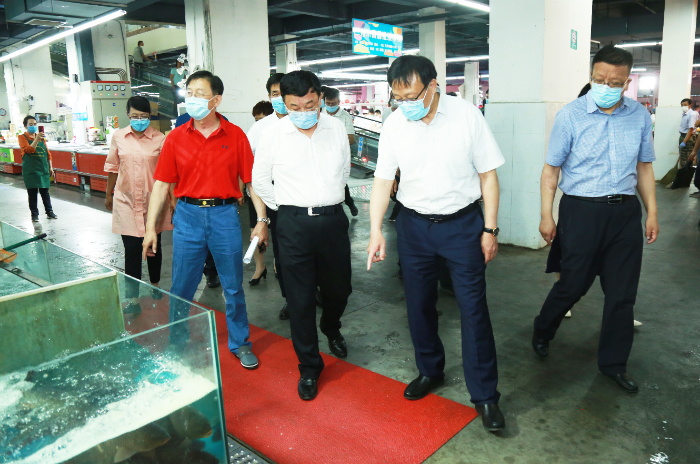 圖為馬學(xué)軍、歐陽曉暉在市場檢查。