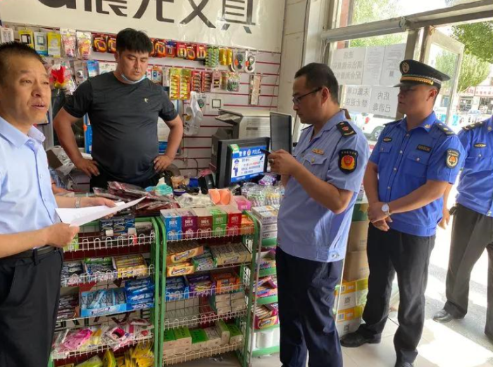 圖為該局執(zhí)法人員在小賣(mài)店檢查食品安全。