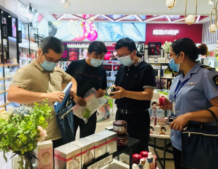 新疆維吾爾自治區(qū)藥監(jiān)局對哈密市化妝品經營環(huán)節(jié)開展監(jiān)督檢查