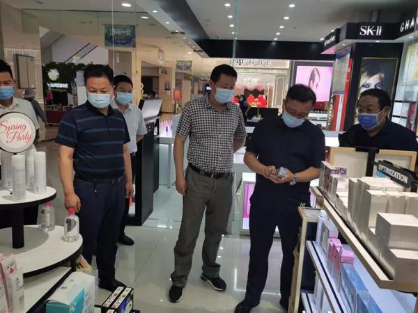 劉洪彬（右二）帶隊在和田地區(qū)檢查化妝品。