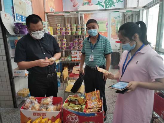 四川省遂寧市市場監(jiān)管局督導(dǎo)檢查高考食宿點食品安全工作