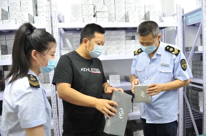 圖為該局工作人員在錦州市同興商貿(mào)有限公司檢查醫(yī)療器械產(chǎn)品儲存條件是否符合標(biāo)簽和說明書的標(biāo)示要求