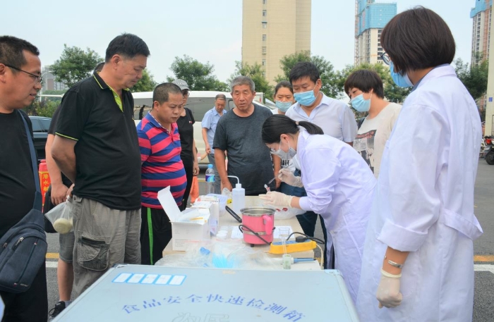 圖為檢測技術人員現(xiàn)場為市民檢快檢鮮牛肉.