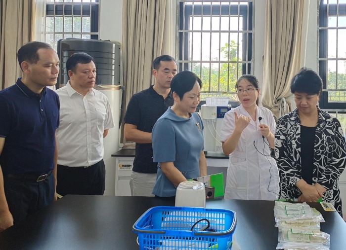7月13日，永州市副市長李旦梅（右一）調(diào)研市食品質(zhì)量安全監(jiān)督檢測檢驗中心