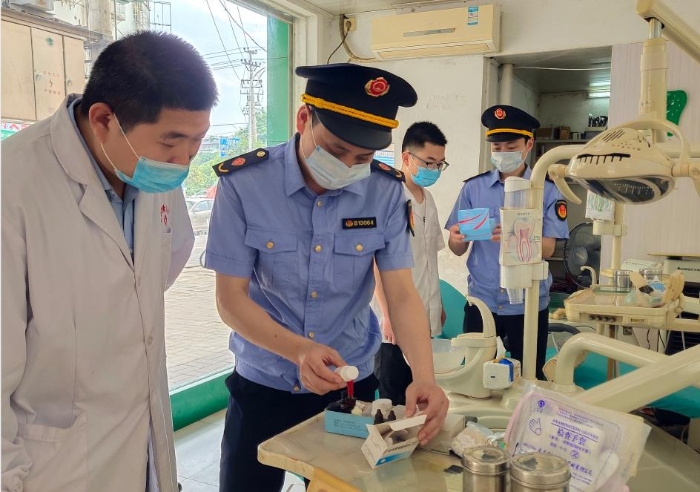 圖為7月15日該局執(zhí)法人員正在一鄉(xiāng)鎮(zhèn)口腔診所檢查藥械。