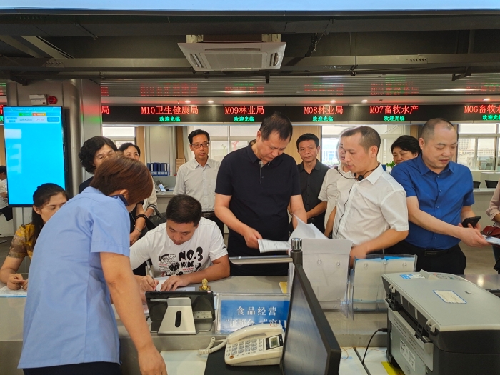 7月20日，省市場(chǎng)監(jiān)管局副局長(zhǎng)李沐（中）一行在祁陽(yáng)縣政務(wù)服務(wù)中心市場(chǎng)監(jiān)管局窗口調(diào)研