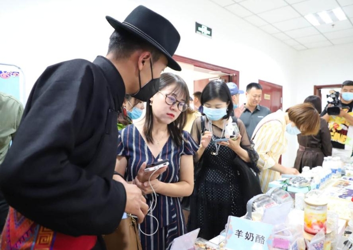 傳統(tǒng)奶制品手工坊代表接受記者采訪。中國(guó)食品藥品網(wǎng)記者楊燕攝