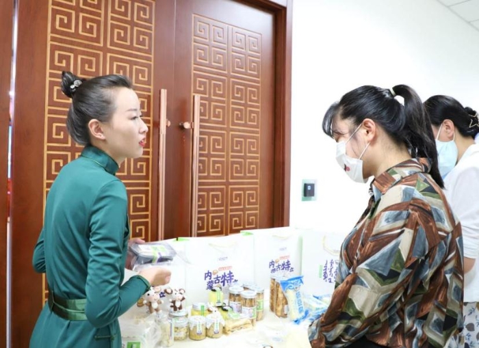 傳統(tǒng)奶制品手工坊代表向參會(huì)人員介紹奶制品情況。中國(guó)食品藥品網(wǎng)記者楊燕攝