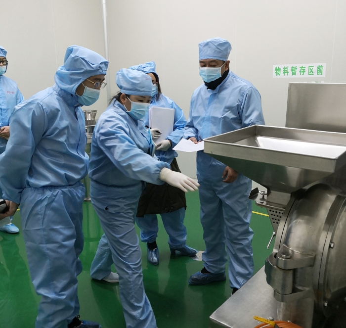 圖為吉林檢查分局局長徐鶴帶隊檢查藥品生產(chǎn)企業(yè)