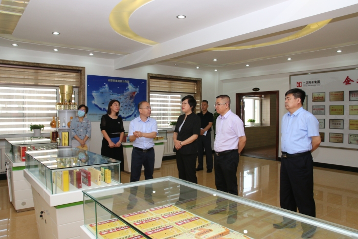 圖為吉林省藥監(jiān)局黨組書記、局長劉寶芳（右三）調(diào)研藥品生產(chǎn)企業(yè)發(fā)展狀況。