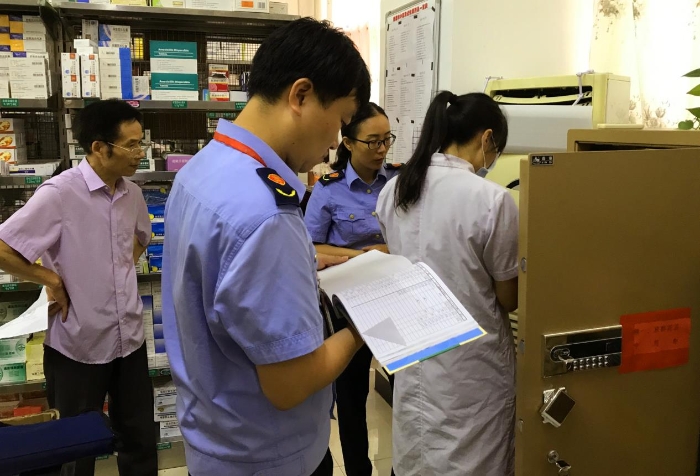 圖為該局執(zhí)法人員在一家醫(yī)院藥房檢查麻醉、精神藥品出入庫情況。