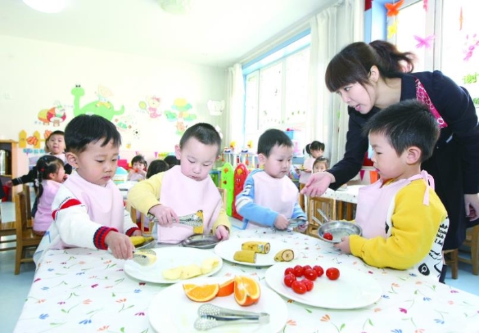 圖為哈爾濱市紅霞幼兒園老師在對幼兒進(jìn)行食品安全知識(shí)教育。紅霞　攝