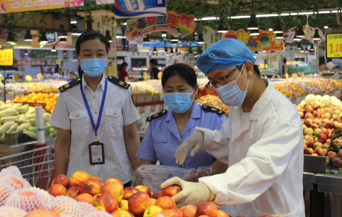 圖為該局執(zhí)法人員在一商場(chǎng)抽取食品樣品送檢。