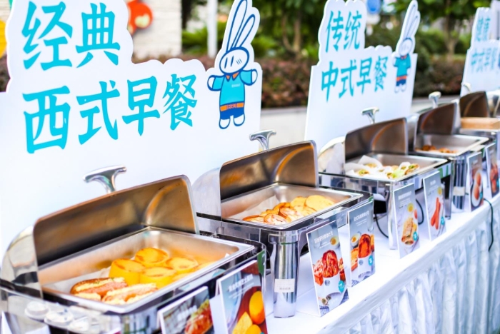 流動(dòng)早餐車上的早餐品類豐富，涵蓋中式西式各類餐點(diǎn)。新華網(wǎng) 發(fā)