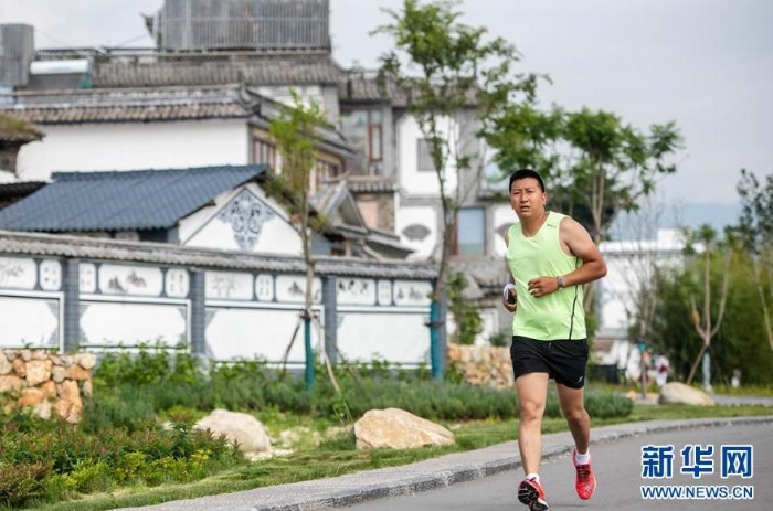 一名男子在大理市環(huán)洱海流域湖濱緩沖帶生態(tài)廊道跑步（9月3日攝）。新華社記者 胡超 攝