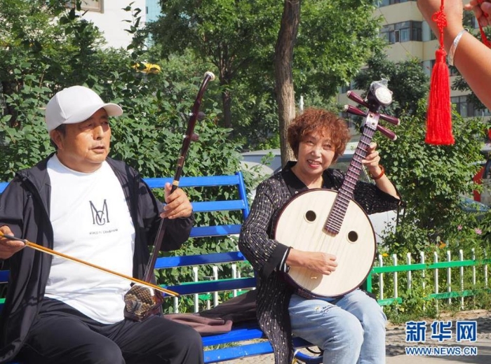 青海省西寧市韻家口鎮(zhèn)中莊村村民在演奏民樂(lè)（8月18日攝）。 新華社記者 白瑪央措 攝