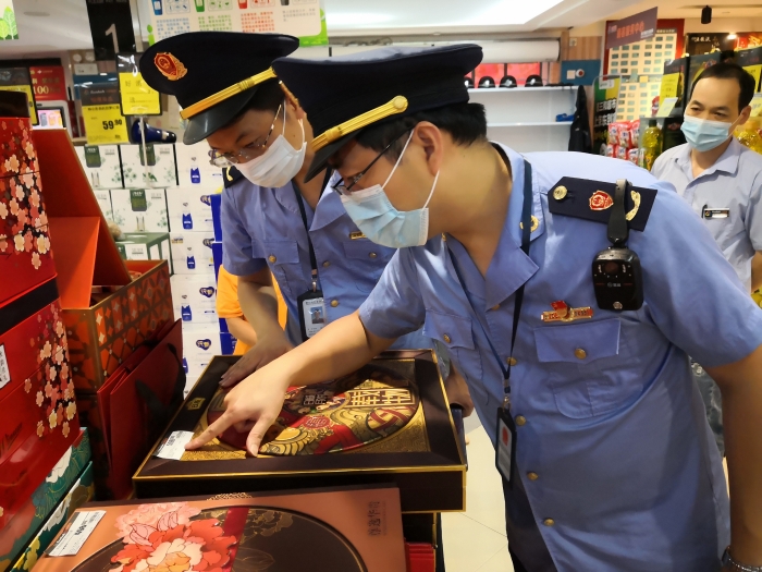 9月19日， 溫嶺市市場(chǎng)監(jiān)管局開(kāi)展月餅市場(chǎng)專(zhuān)項(xiàng)整治