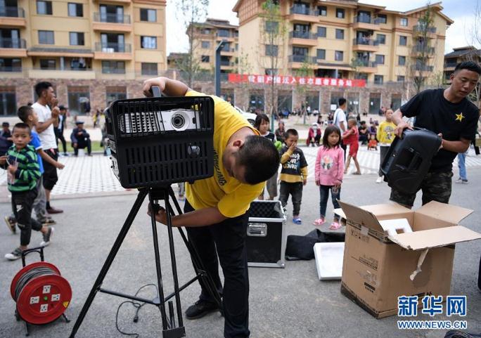 搬下山的人們，住進(jìn)了有彝族傳統(tǒng)建筑風(fēng)格的新社區(qū)，每隔一段時(shí)間就會(huì)有縣里的放映隊(duì)為這里的群眾放露天電影（8月11日攝）。 新華社記者 李賀 攝