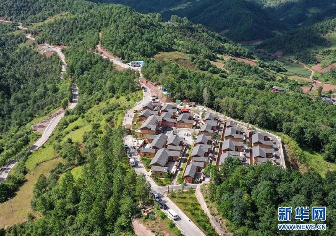 坐落在四川省涼山彝族自治州昭覺縣三岔河鄉(xiāng)的三河新村定居點(diǎn)房屋錯(cuò)落有致、環(huán)境優(yōu)美（8月10日攝，無人機(jī)照片）。 新華社記者 李賀 攝