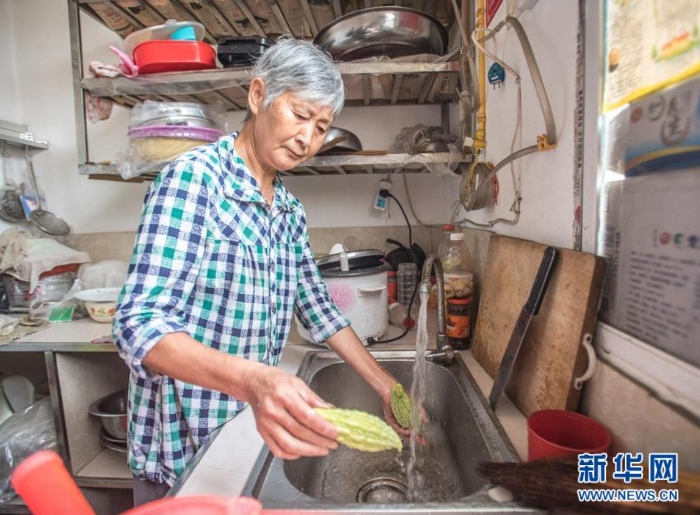 在湖北省?？悼h馬良鎮(zhèn)趙家山村，村民在家中用自來(lái)水洗菜（8月27日攝）。新華社記者 肖藝九 攝