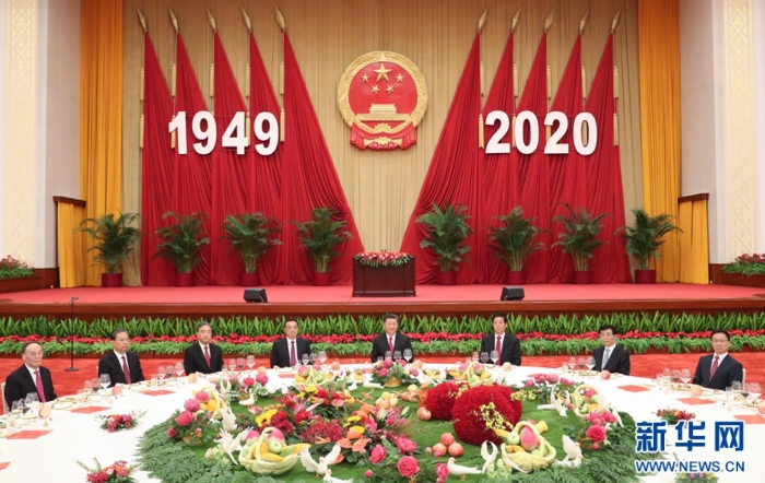 9月30日晚，國務(wù)院在北京人民大會堂舉行國慶招待會，熱烈慶祝中華人民共和國成立七十一周年。習(xí)近平、李克強(qiáng)、栗戰(zhàn)書、汪洋、王滬寧、趙樂際、韓正、王岐山等黨和國家領(lǐng)導(dǎo)人與中外人士歡聚一堂，共慶共和國華誕。 新華社記者 姚大偉 攝