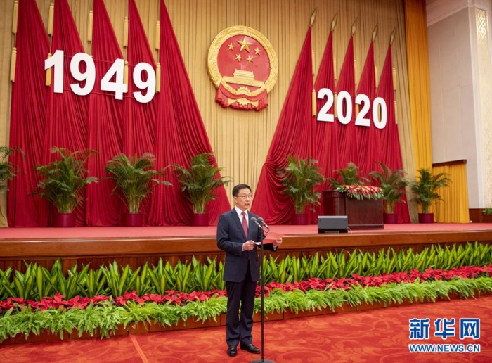 9月30日晚，國務(wù)院在北京人民大會堂舉行國慶招待會，熱烈慶祝中華人民共和國成立七十一周年。中共中央政治局常委、國務(wù)院副總理韓正主持招待會。 新華社記者 李學(xué)仁 攝