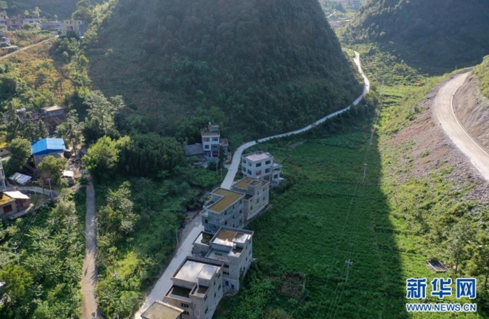 貴州省紫云苗族布依族自治縣大營鎮(zhèn)大營村不少民居樓頂都用于存蓄雨水（8月25日攝，無人機(jī)照片）。新華社記者 劉續(xù) 攝